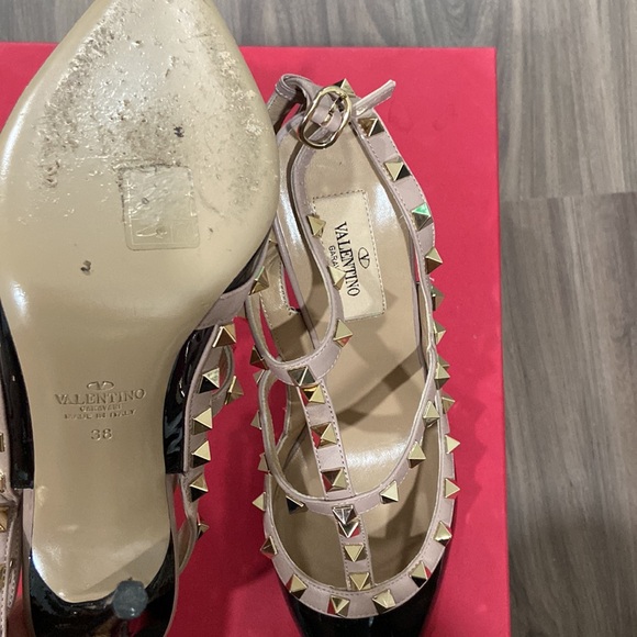 (Slightly Used)Valentino Garavani pebbled leather pump. - Picture 4 of 5